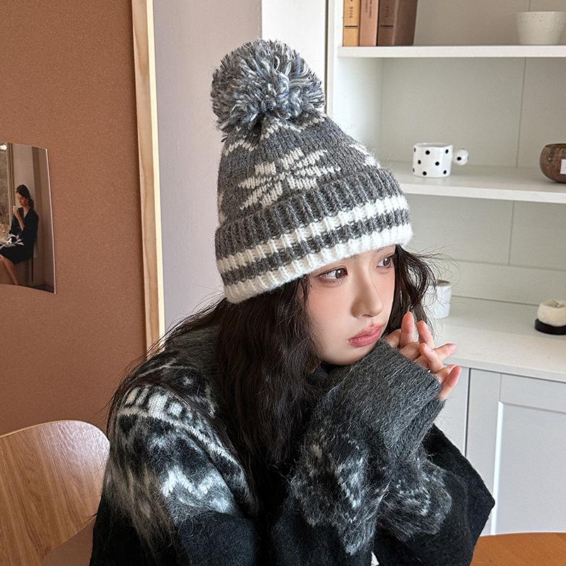 Autumn and Winter Red Christmas Hairball Snowflake Warm Knitted Wool Hat Sweet and Cute Hair Curled Edge Cold Hat