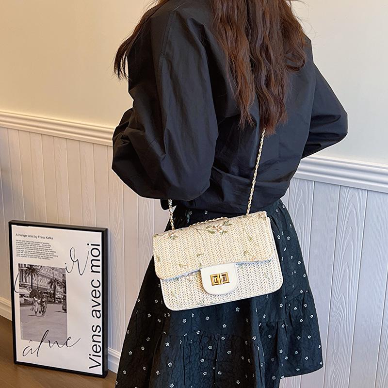Woven lace flower square bag women's 2024 summer new popular straw lock chain shoulder messenger bag