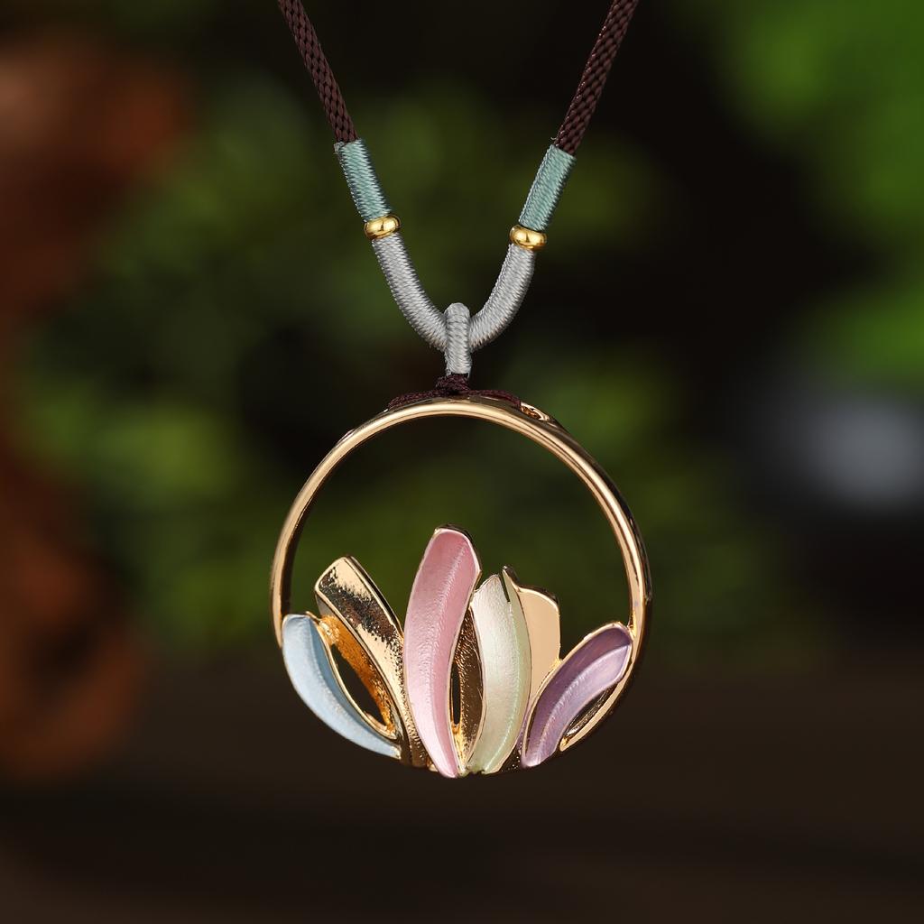 Pendentif long fleur géométrique creuse couleur émail, pendentif collier polyvalent en forme de cœur pour femme à sens élevé