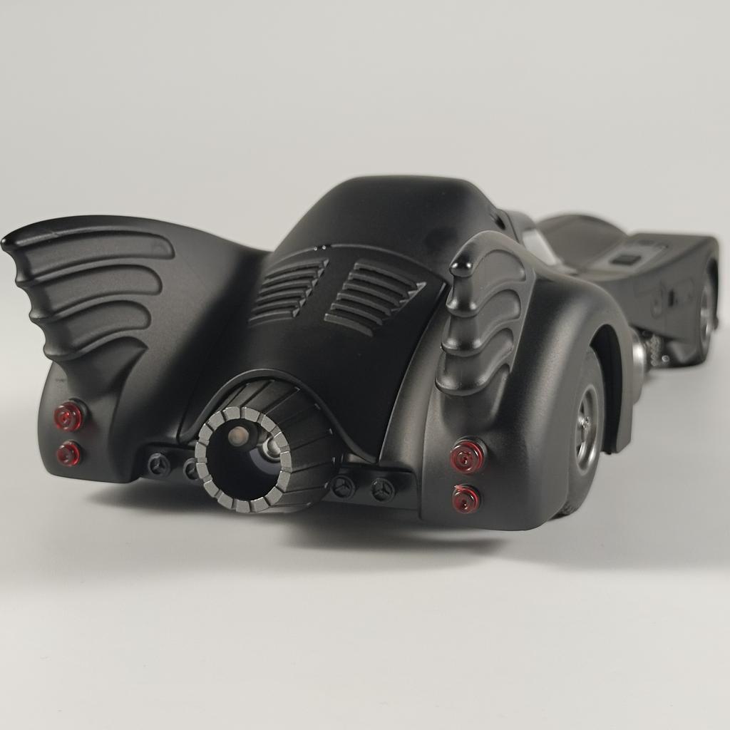 1:24 1989 Batmobile Chariot Alloy Diecast Car Model Sound & Light Spray Function Toy Home Interior Decoration Children Toy Gifts