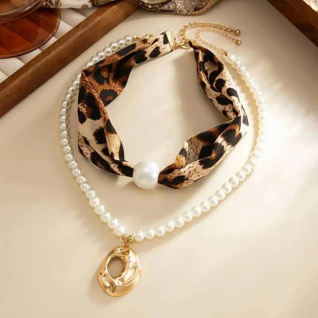 2026 Fashion 2Pcs Retro Leopard Print Velvet Imitation Pearl Necklace Women Trend Geometric Metal Pendant Choker Jewelry Gift