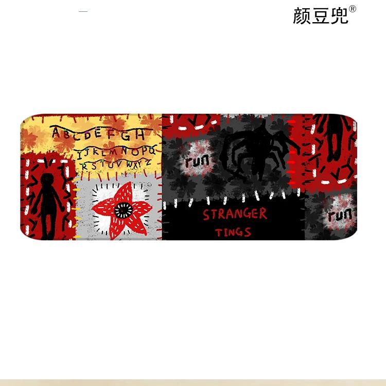 Kreativní Stranger Things Velká kožená podložka pod myš Kancelářská herní podložka na stůl Uzamykatelná hrana Protiskluzová vodotěsná podložka pod myš Podložka pod klávesnici Americká TV periferie