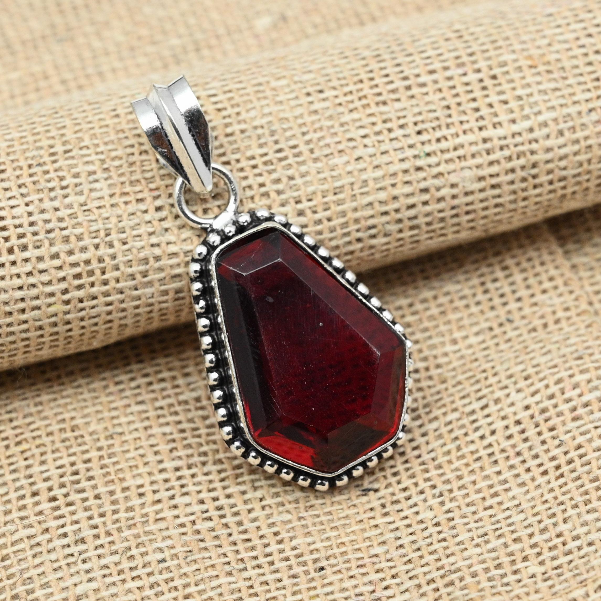 

Гранат Драгоценный камень Стерлингового серебра 925 пробы Ювелирные изделия ручной работы Фантастические украшения Женский кулон 1.77 Inches красный