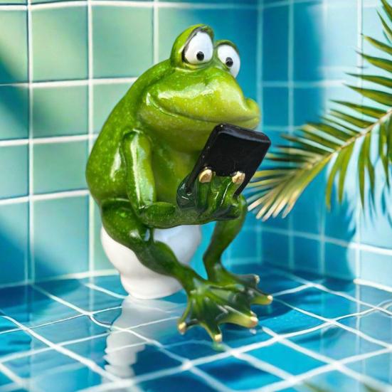 Funny Frog Sitting on Toilet Figurine 3D Resin Green Frog Texting Statue Collectible Animal Sculpture for Bathroom Home Office Tabletop Decor