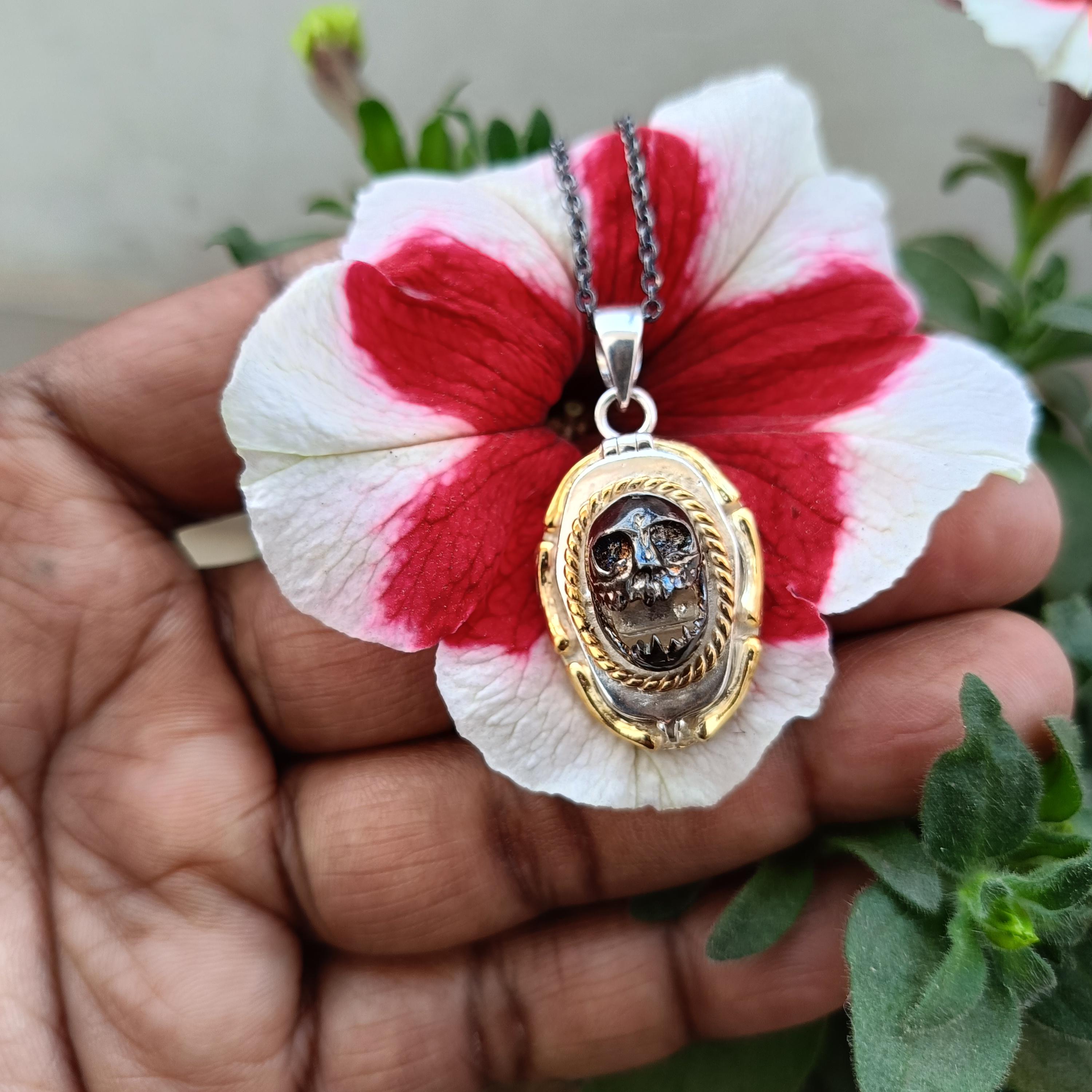 

Three Tone Devil Head Coffin Poison Pendent, Pill Box~ Locket Pendent,Vintage Poison Pendent, Secret Message Compartment Pendent,Gift 4 Her, 20MM чорний