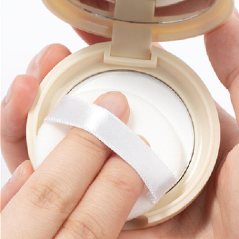 Daiso Me Factory Oil Soak Finish Powder Pact  White  5 G