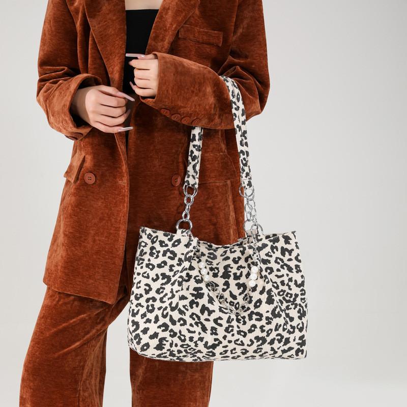 Fashionable Tote Winter Bag With Unique Material And Spacious Interior Essentials For