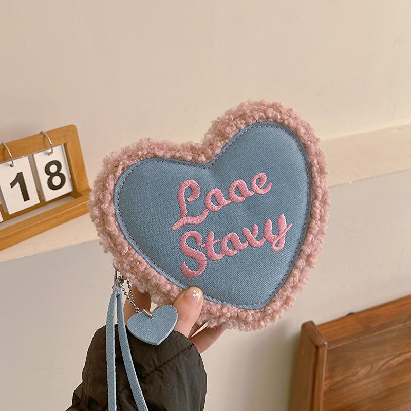 

Casual bag women s bag 2024 new simple, fashionable and beautiful single shoulder personalized messenger bag love small bag heart-shaped bag