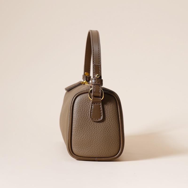 The first layer of cowhide leather women's bag has simple texture, underarm bag women's new popular versatile portable oblique span bag