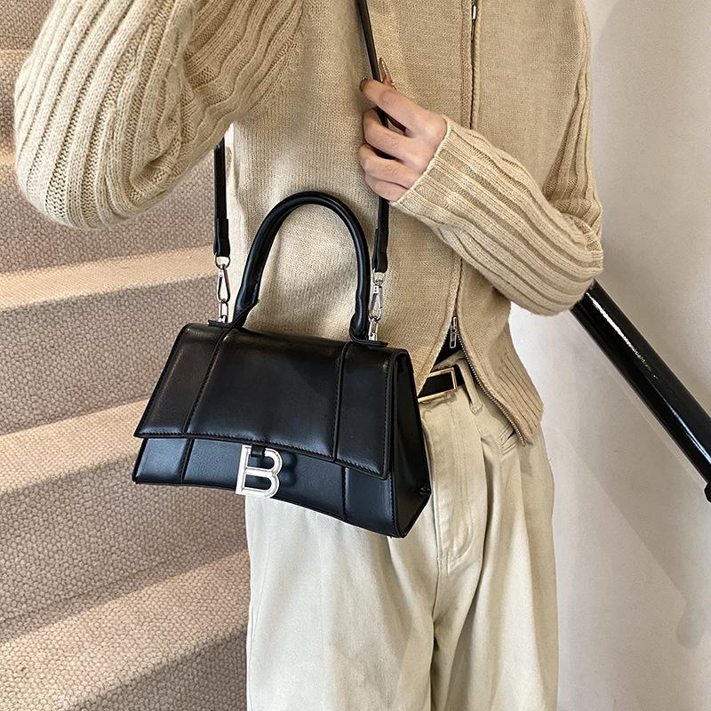 

Женская сумка премиум-класса с текстурой, 2025 новинка, трендовая нишевая вышивка нитью, универсальная, на одно плечо, кроссбоди, портативная, в форме песочных часов, подмышечная женская сумка 23.5*9.5*14 чёрный