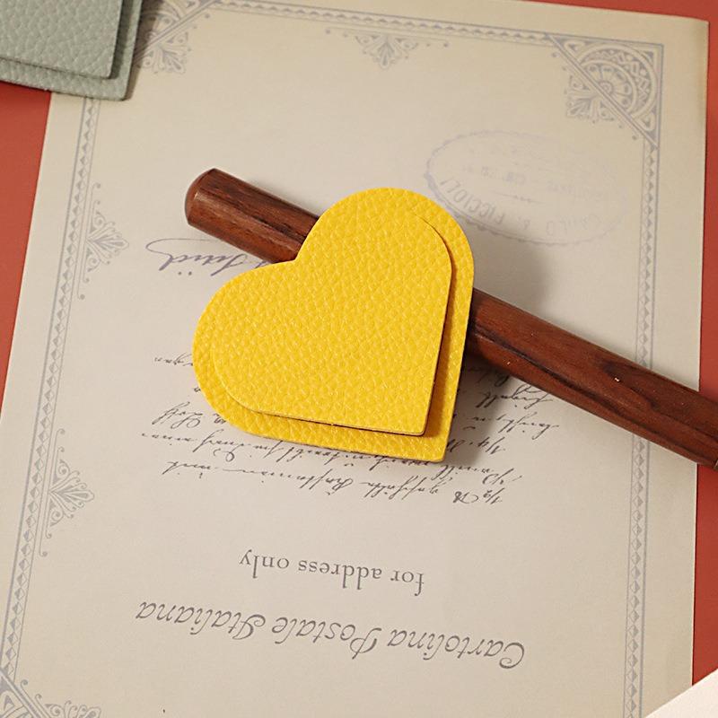 

1 шт. Закладка в форме сердца из ПУ кожи, красочная двусторонняя, подарок для любителей книг, читателей и любителей вести дневники 1PCS жёлтый