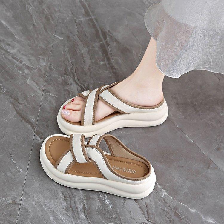 

Fashion cool slippers women s summer wear 2025 new stepping on shit sponge cake platform shoes comfortable and not tired feet beach shoes 40