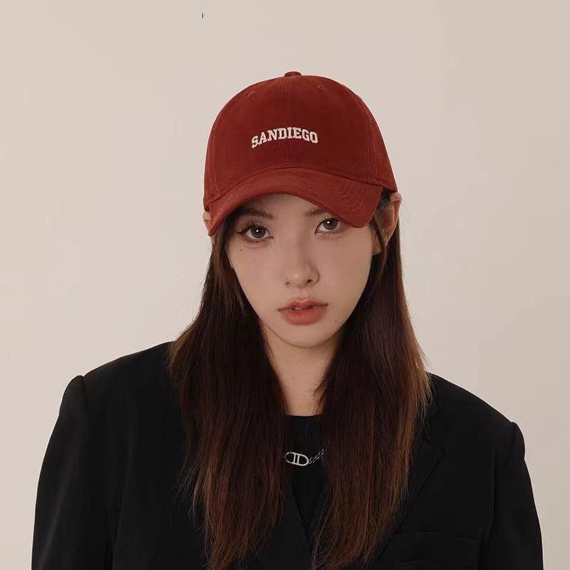 

Trendy English Embroidery Baseball Cap for Men & Women - Casual, Versatile, Soft Top Hat for a Smaller Face Look червоний