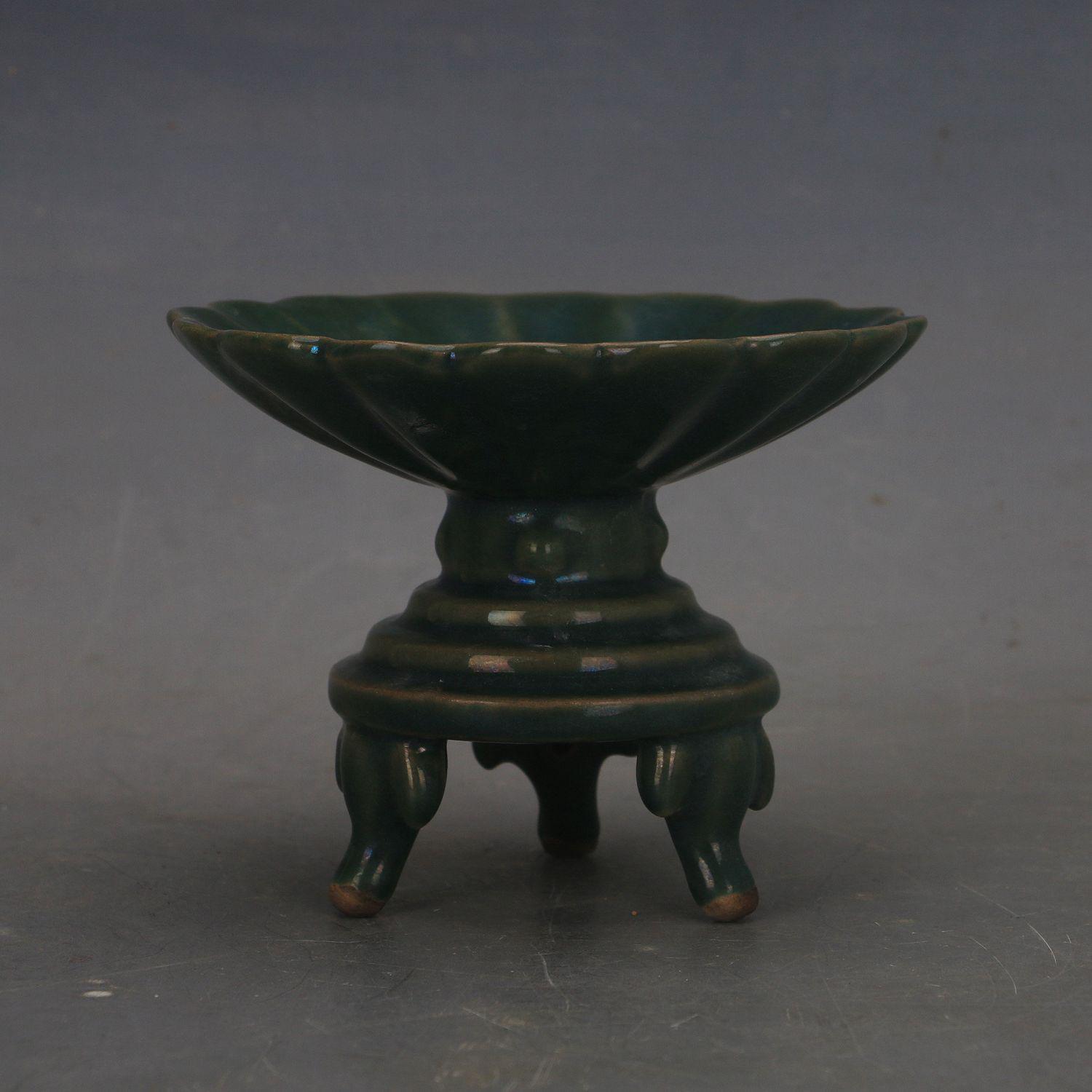 

Green Glaze Sunflower Petal Tripod Plate: Vintage Film Prop & Collector s Imitation Antique Porcelain