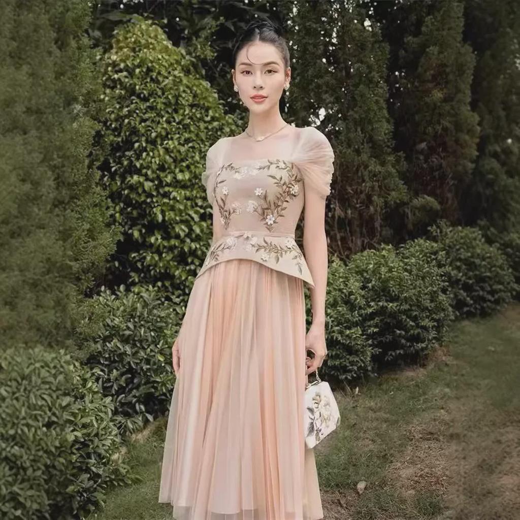 „Rochie din plasă cu broderie Seiko: Moda vietnameza eleganta cu cusaturi florale 3D"