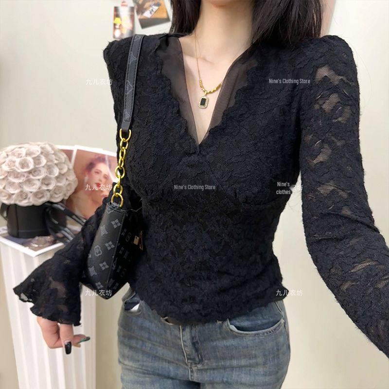 T-shirt de base en dentelle à manches longues et col en V ajusté pour femme 2025