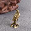 Kreative Mini-Adler-Figur Feng Shui Ornamente Harz-Handwerk Chinesischer Stil Reines Messing Miniatur-Skulptur Heimdekoration