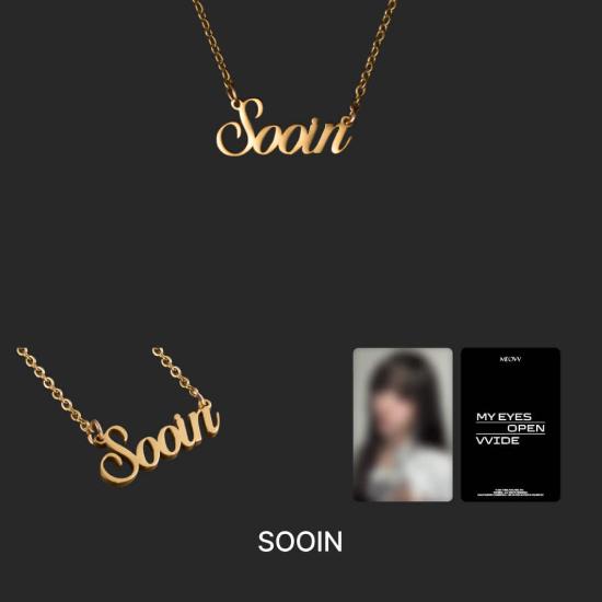 

Предварительный заказ MEOVV 1st EP Official MD Name Plate Jewelry SOOIN