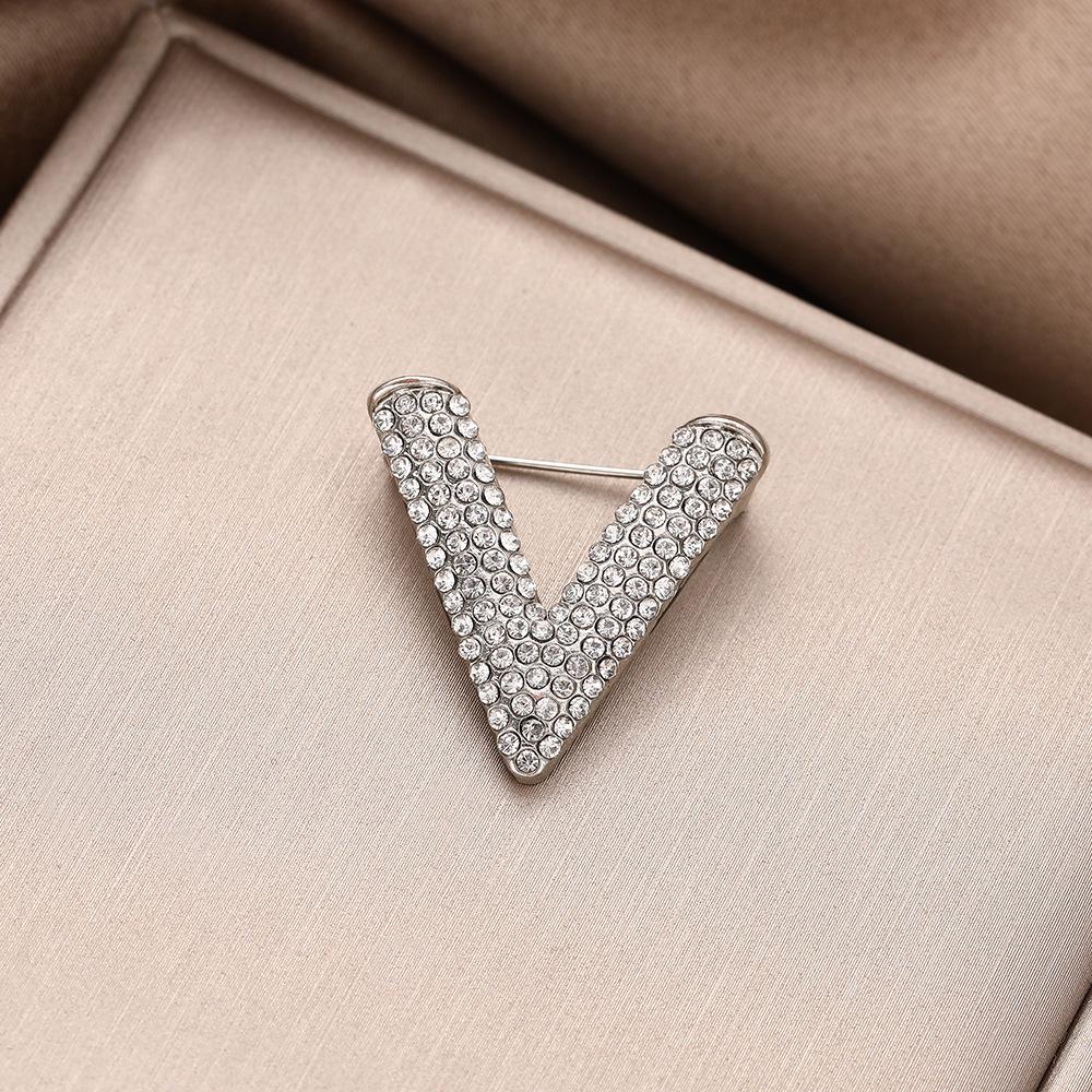 Luxury Pearl & Rhinestone V-Shaped Brooch – Elegant Anti-Exposure Corsage Accessory for Suits.