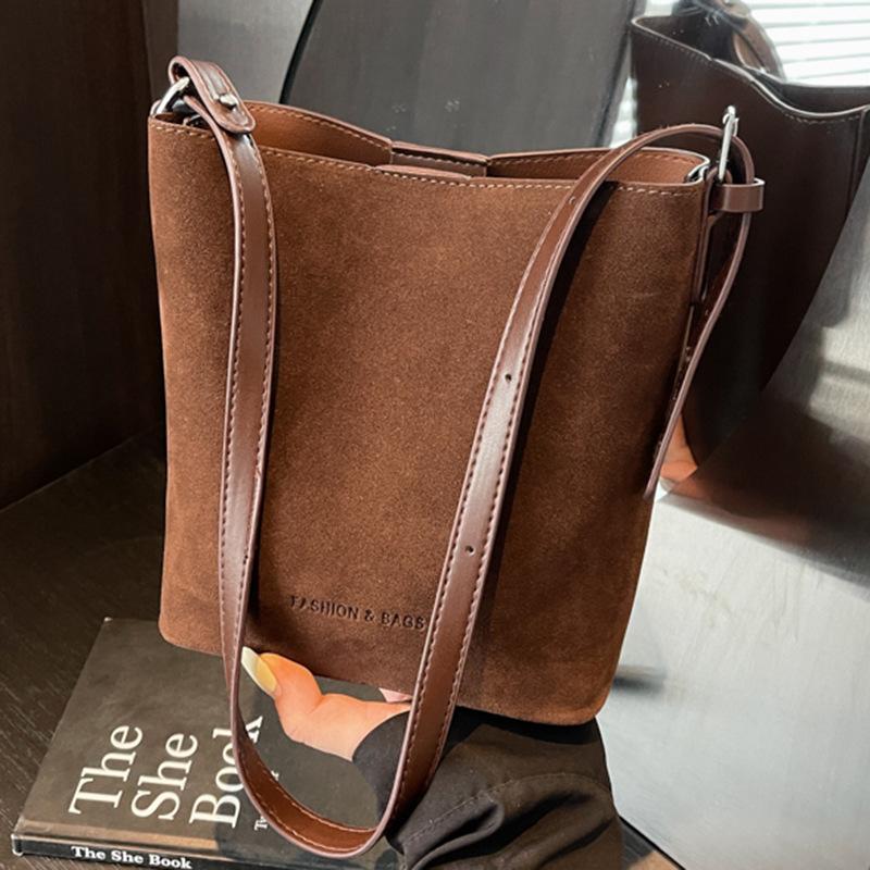 Autumn tote bag large-capacity female student new shoulder high-value bag simple commuter bucket bag