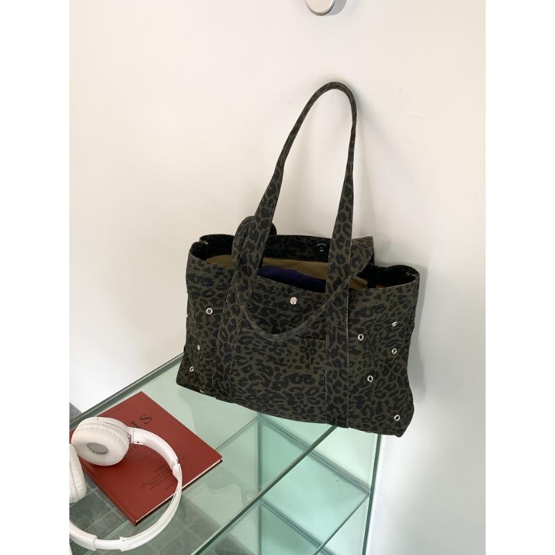 

New leopard print bag fashionable personality niche design shoulder bag women retro large capacity commuter tote bag women зелений