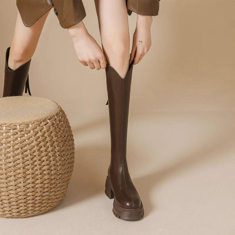 Stivali da donna marroni in vera pelle con scollo a V, altezza sopra il ginocchio, rialzanti, con suole spesse (Autunno 2025)