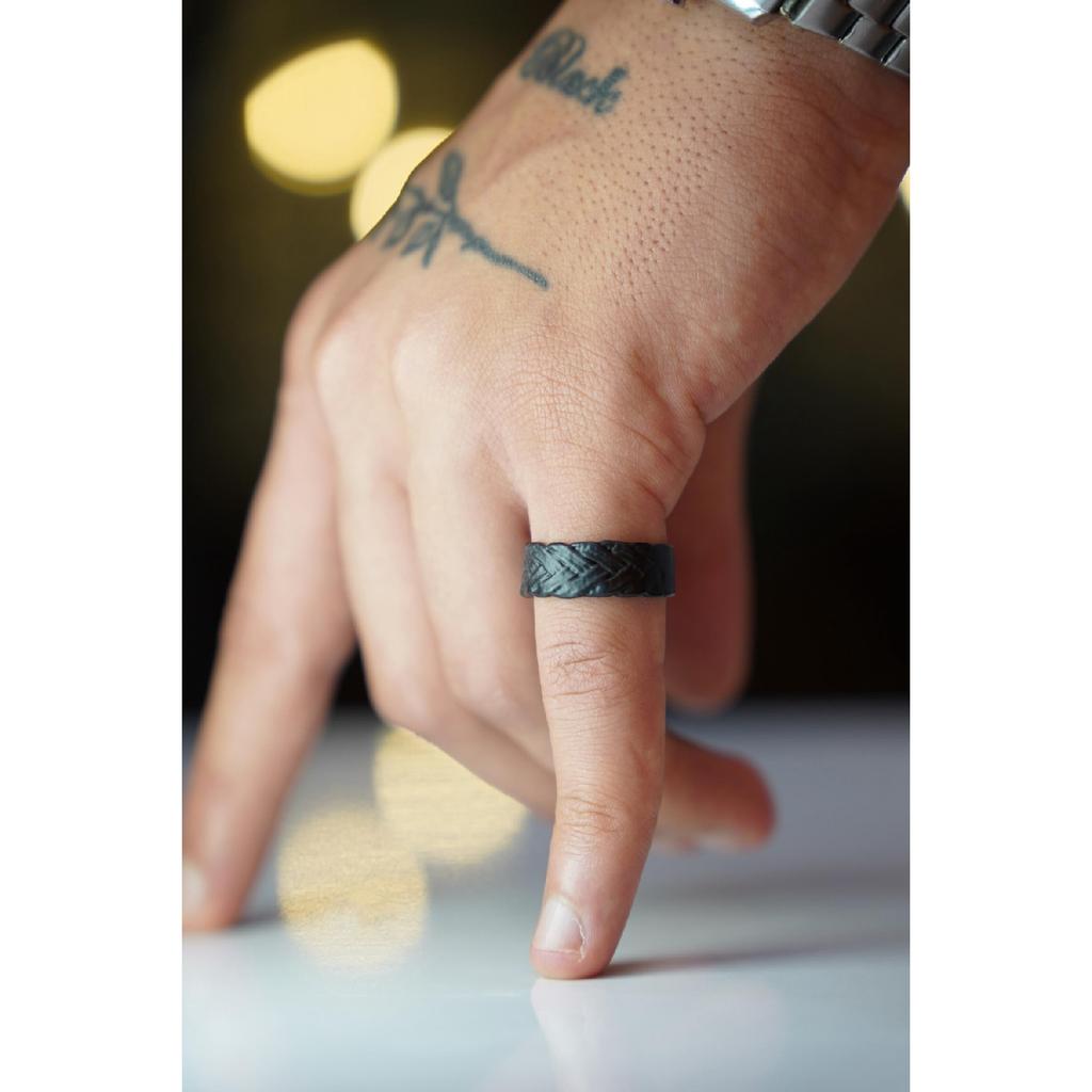 Verstellbarer Ring aus schwarzem Korbgeflecht