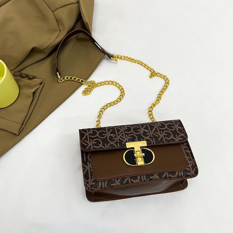 Minimalist Chic Crossbody Bag With Vintage Style And Trendy Street Fashion Elements