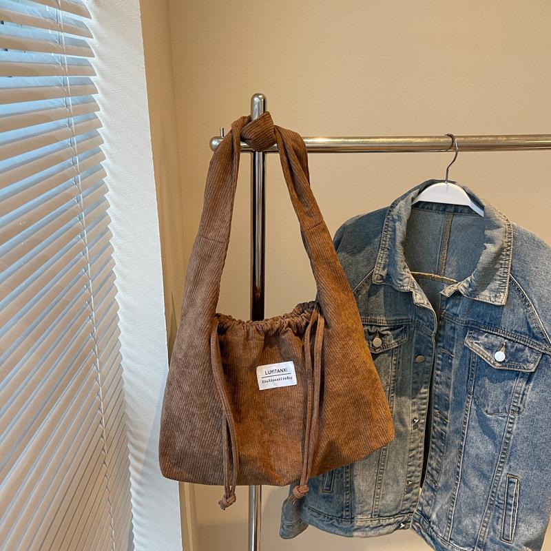 

Сумка 2025 весна новая простая в иностранном стиле большая вместимость нишевый дизайн модная однотонная сумка через плечо сумка-тоут хаки