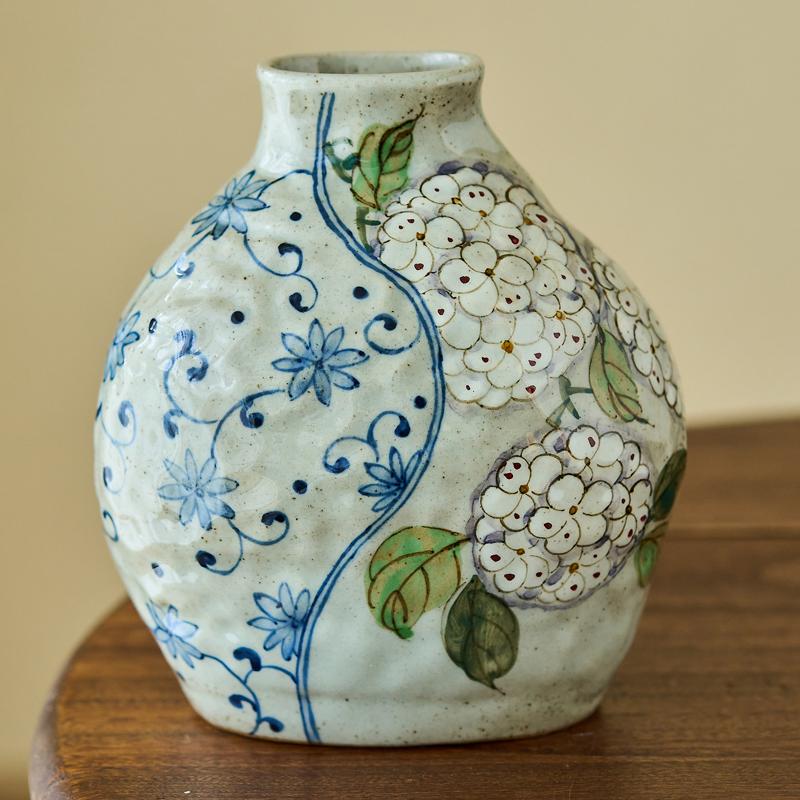 

Blue and White Hand-painted Porcelain Vase with Twining Lotus Design for Hydroponic Use - Chinese Retro Decor