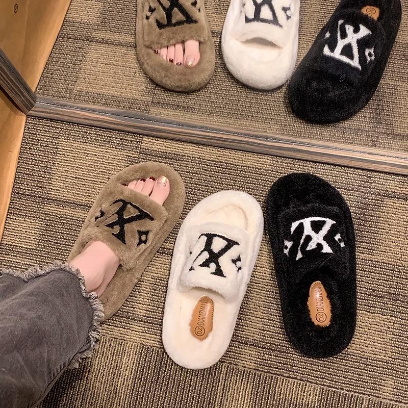 Europäisches Alphabet flauschige Hausschuhe Damenbekleidung 2025 neu Herbst und Winter dicker Boden erhöhend Internet-Berühmtheit super angesagt flauschige Baumwollpantoffeln