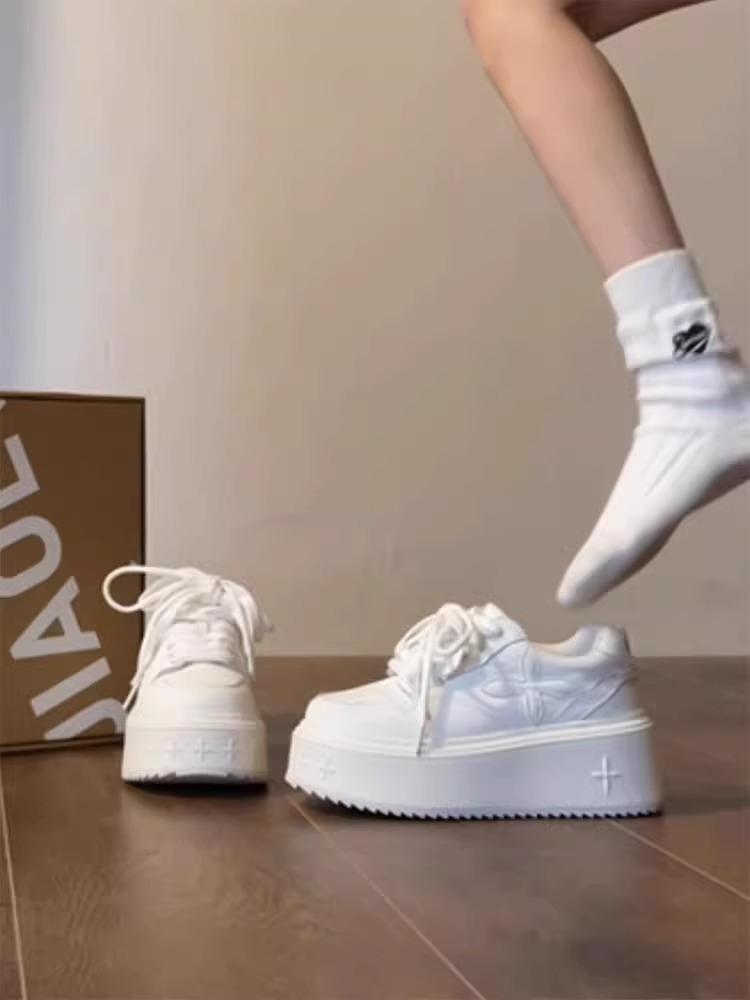 Four-leaf clover thick-soled little white shoes for women's 2025 spring new versatile height-increasing muffin sports and leisure board shoes ins sh
