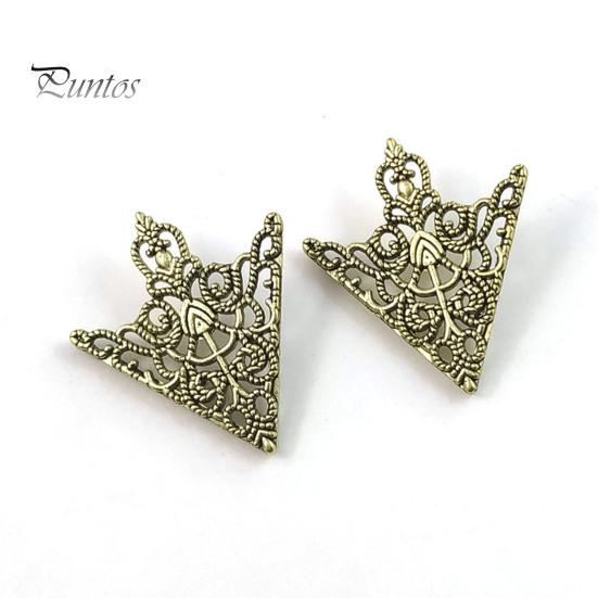 Women Collar Clip 1 Pair Vintage Shirt Clip, Hollow-Out Decoration Alloy Suit Triangle Brooch Pin for Men Metal
