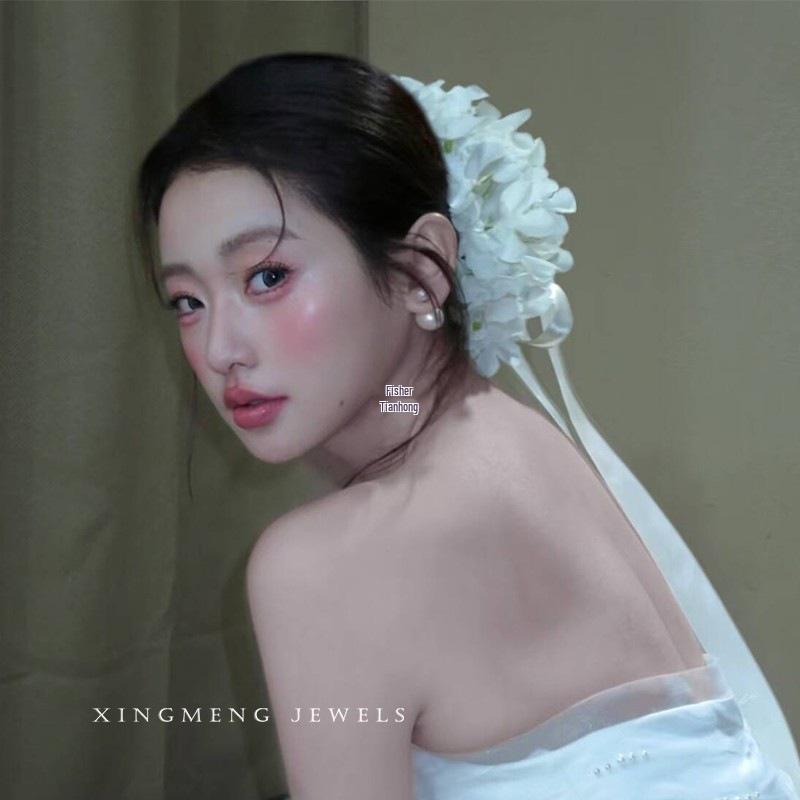 Fairy Beauty Bridal Hydrangea Headpiece - Mori Style Floral Hairpin for Atmospheric Wedding Dress Styling.