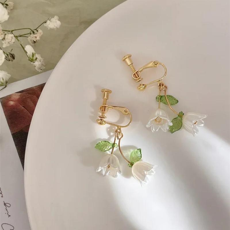 French White Petal Flower Clip On Earrings Simple Elegant Non Pierced Ear Clips For Women And Girls