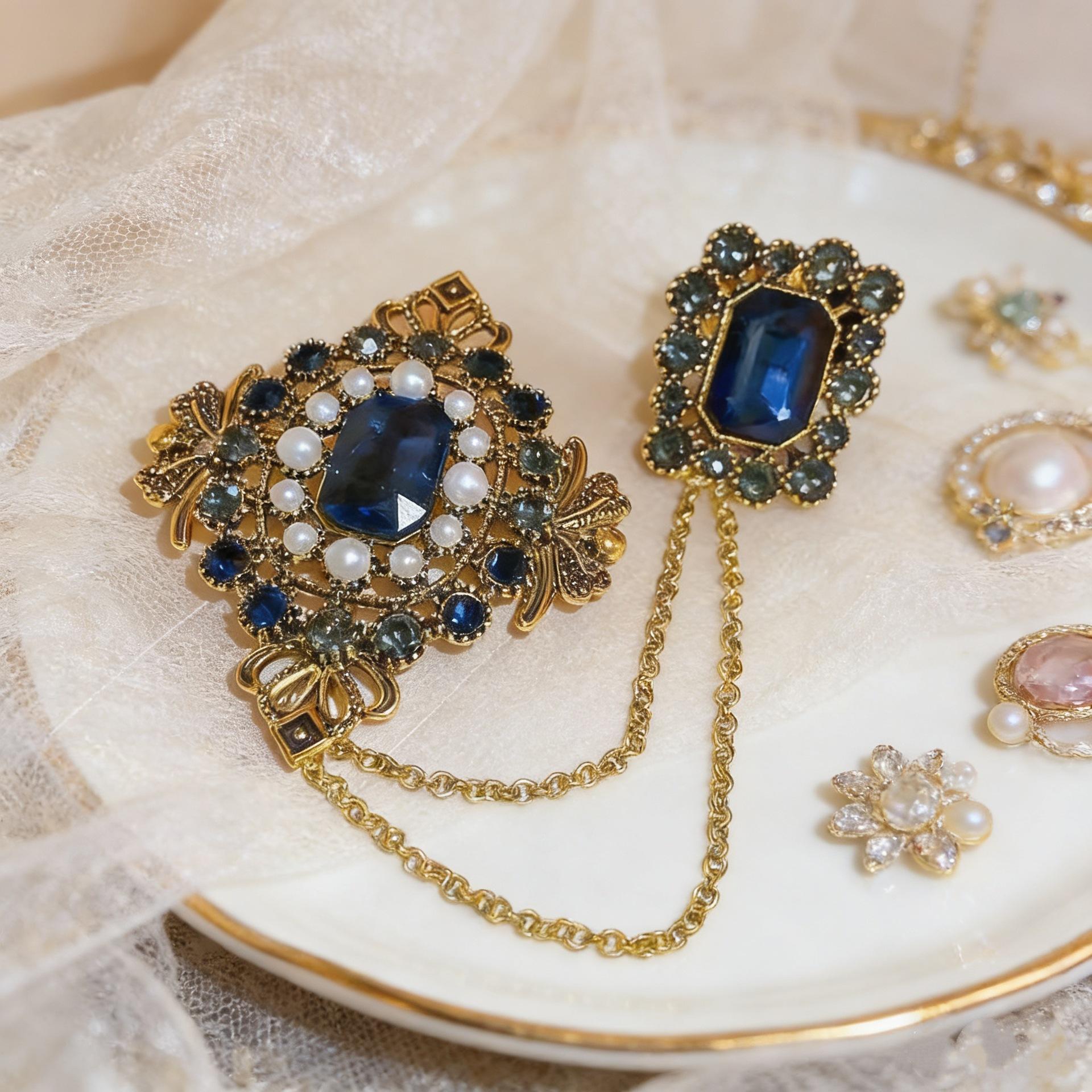 

Studded Pearl Shaped Square Brooch Women Palace Style Retro Design Sense Suit Pin Niche Fashion Accessories for Lady Gift