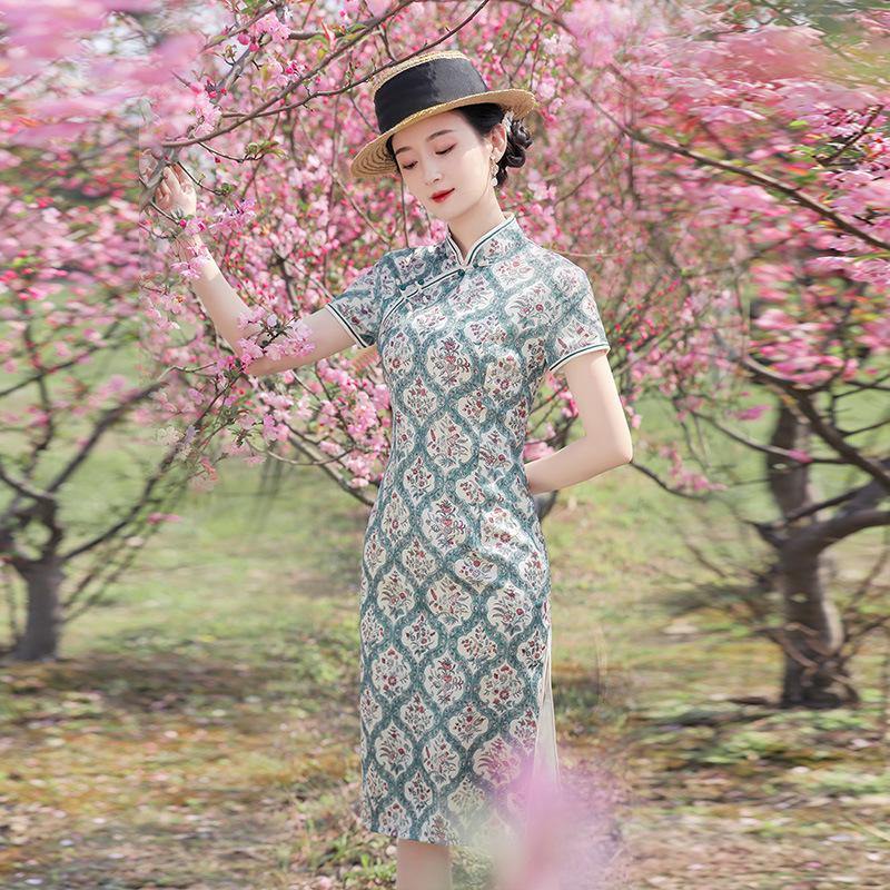 Summer new medium and long printed satin cheongsam, improved girlish temperament catwalk shooting retro new Chinese style