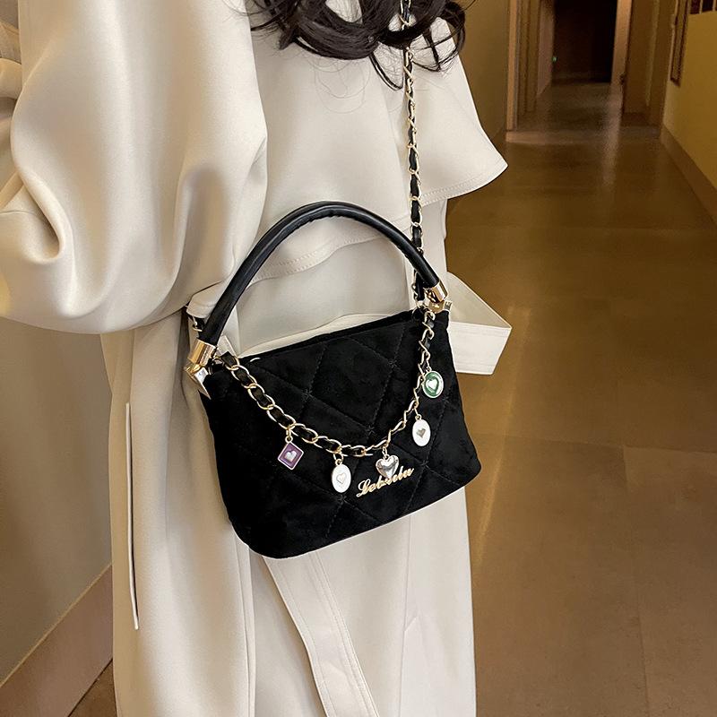 

Autumn and winter popular matte small bag women s 2024 new fashion chain messenger bag retro hand bucket bag чорний