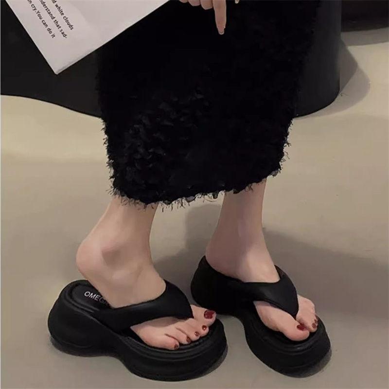 Internet-Berühmtheit weiße erhöhte dicksohlige Flip-Flops Damen Sommerbekleidung 2025 neu super angesagt vielseitig Strand coole Slipper