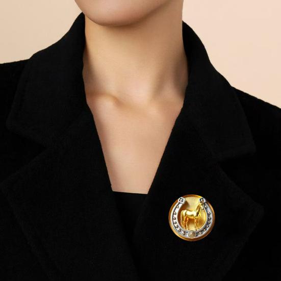 Brooch Pin Retro Golden Horseshoe Design Scratch Resistant Brooch Round Shape Lapel Badge Clothes Accessories