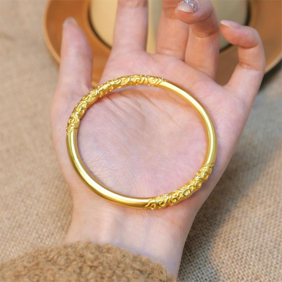 

Женский браслет с золотым покрытием: Узор «Свиток», Массивный браслет, вдохновленный ремесленниками, для нишевой роскоши. 62# 32g