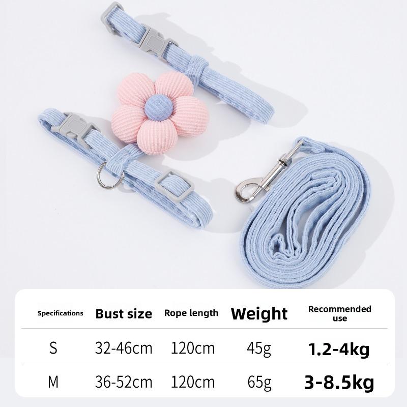 רצועה לחתול בסגנון "צורת L" עם דוגמת פרחים. רצועת הליכה לחתול עם רתמת חזה מתכווננת בסגנון אפודה.