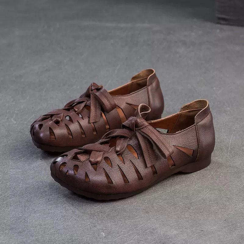 

Ретро сандалии с вырезами для женского лета 2025, новый стиль, на мягкой подошве, с мягким верхом, модные и повседневные, римские туфли с круглым носком 35 коричневый