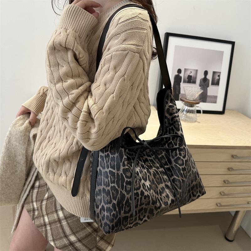 Niche design leopard print women's shoulder bag fashionable retro slack handbag daily commute messenger bag bag bag
