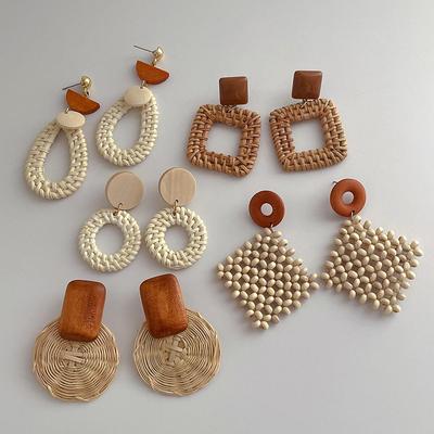 Ręcznie tkane kolczyki retro z drewna rattanowego - styl europejski/amerykański na wakacje na plaży