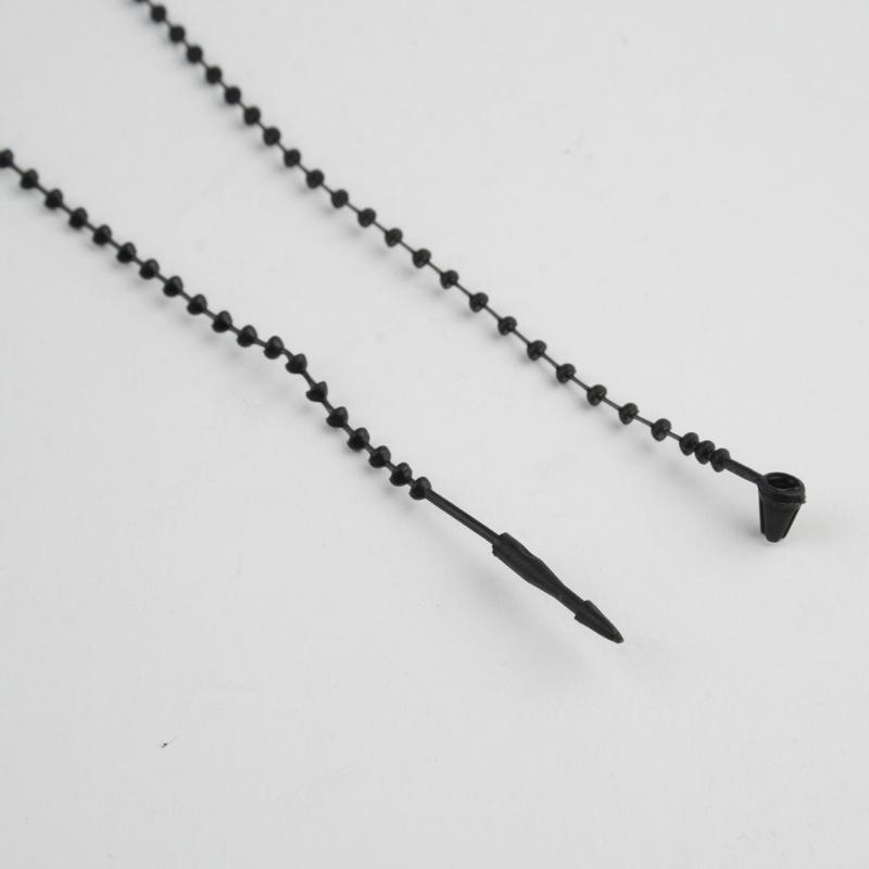 Schwarze Perlenkette mit Handnähnadeln und Snap-Lock-Etikettenstiften