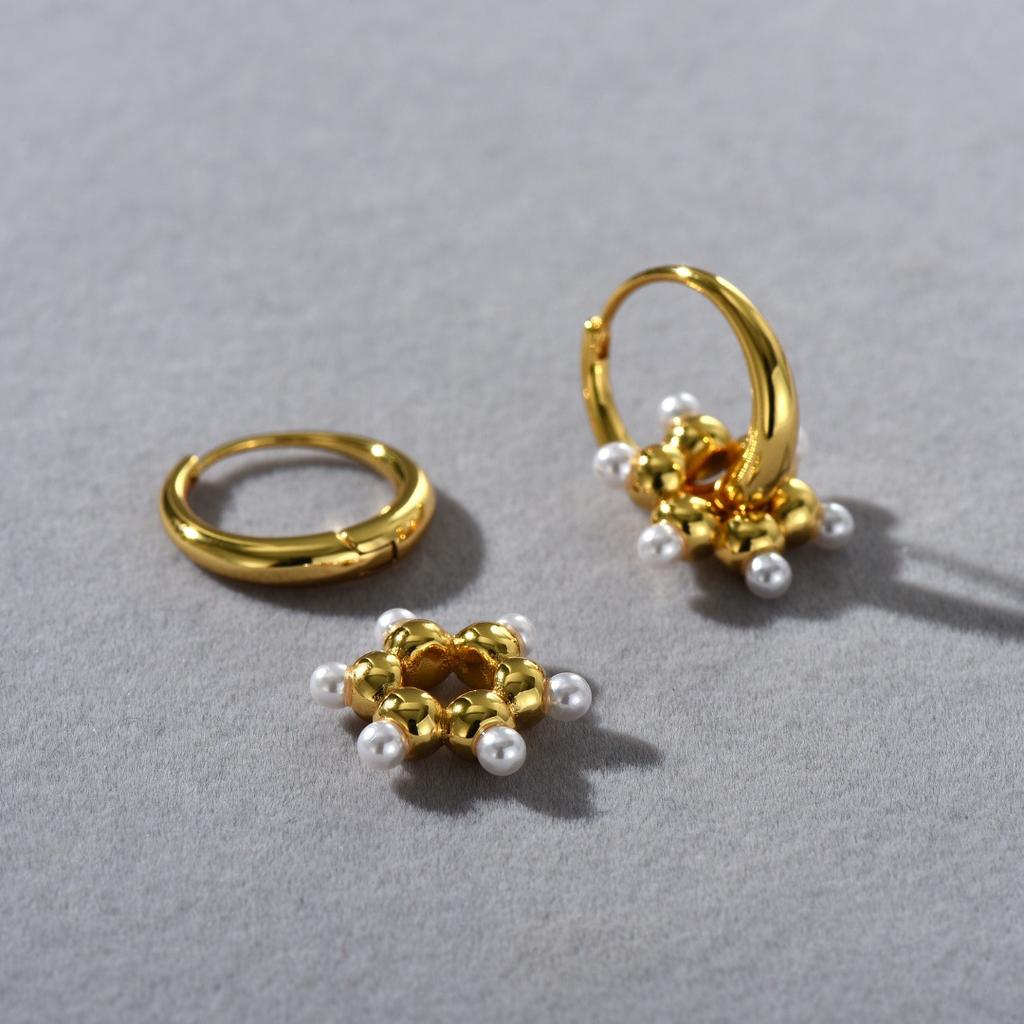 Squisita Lusso Leggero Placcato Rame Oro 18K Reale Intarsiato Perle di Miglio Ghirlanda Ciondolo Fibbia per Orecchio Personalità Temperamento Semplici Orecchini Donna