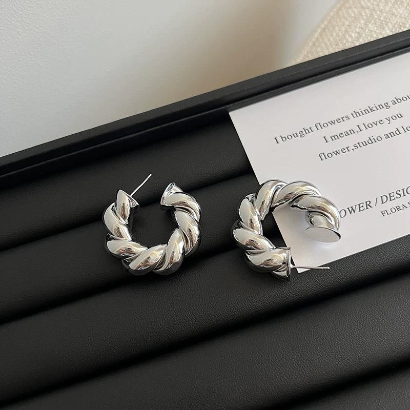 

Simple twist twist C-shaped circle earrings cold wind French metal earrings unique temperament update earrings серебряный