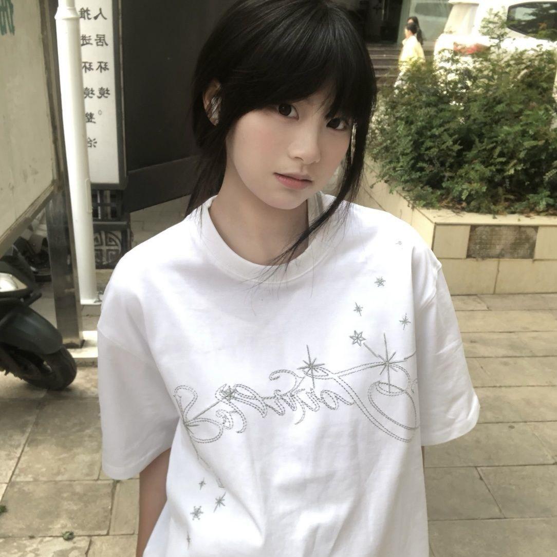 

Эстетичная оверсайз футболка Y2K для женщин, с принтом звезд, с неровной графической линией, повседневный свободный топ с коротким рукавом S белый