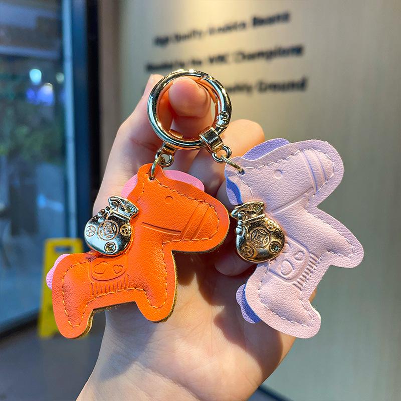 

Elegant Leather Pony Keychain: Mini Backpack Pendant & Small Gift темно-синього кольору